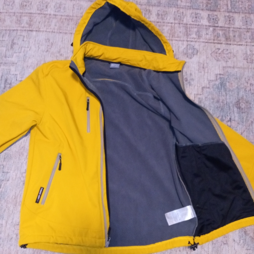 Men's size large,little donkey Andy yellow jacket.